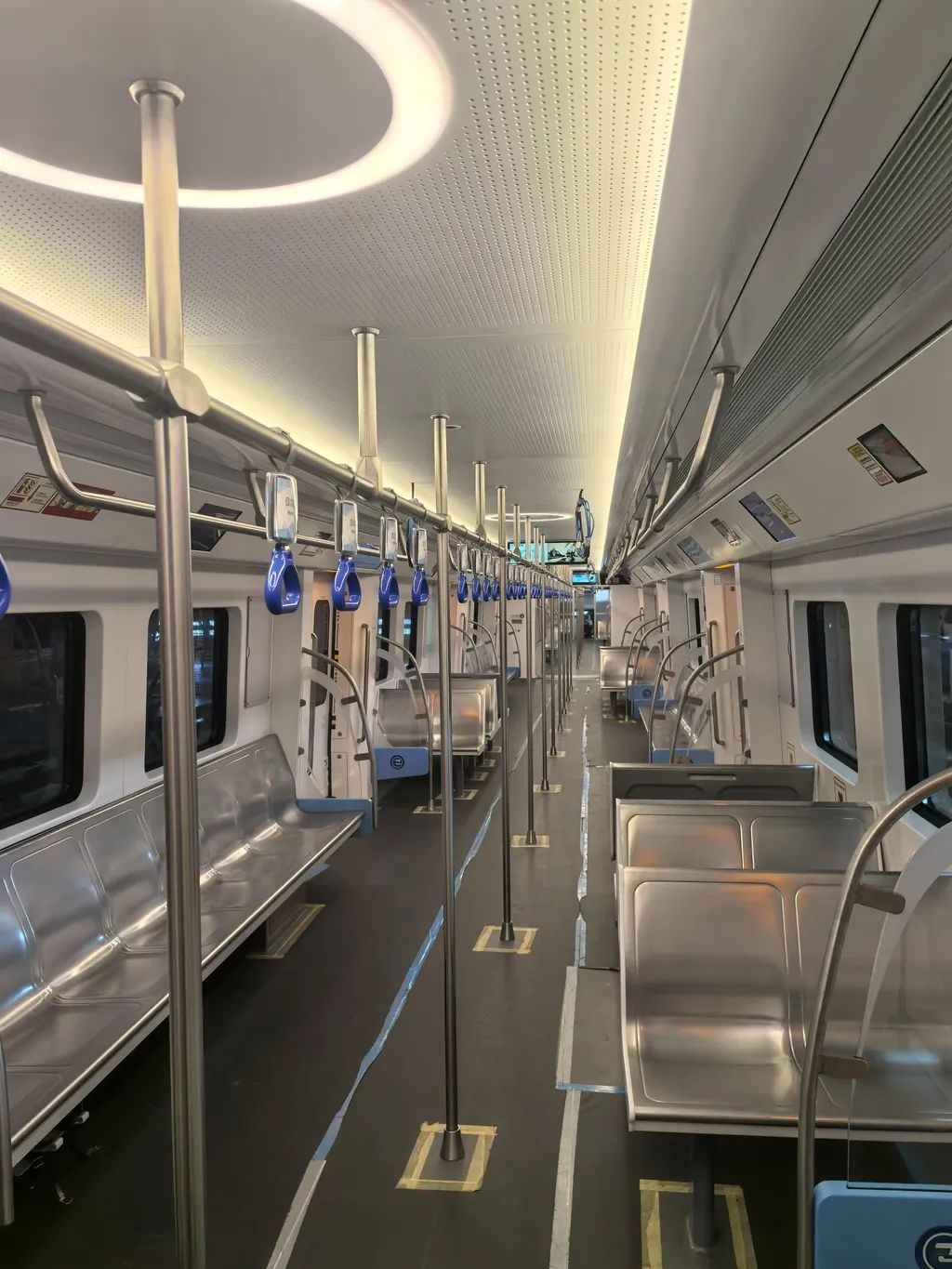 車廂座椅采用橫縱結(jié)合布置方式。重慶交通開投鐵路集團(tuán)供圖