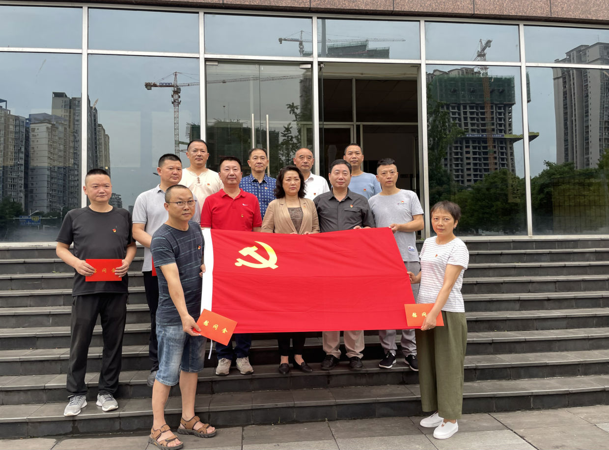 建黨百年送關(guān)懷 七一慰問暖人心 ——市鐵路集團(tuán)黨委組織開展“七一”前夕走訪慰問生活困難黨員活動.png