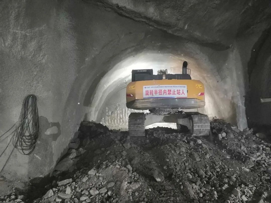 城軌快線27號(hào)線縉云山隧道施工迎來(lái)新進(jìn)展.jpg