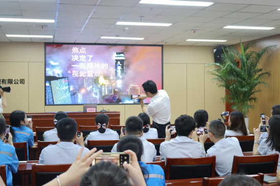 重慶交通建設(shè)工會送文化到基層 為江跳線員工進行手機攝影培訓(xùn).png